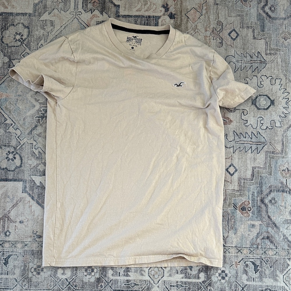 Hollister Men's Light Tan Short Sleeve Tee